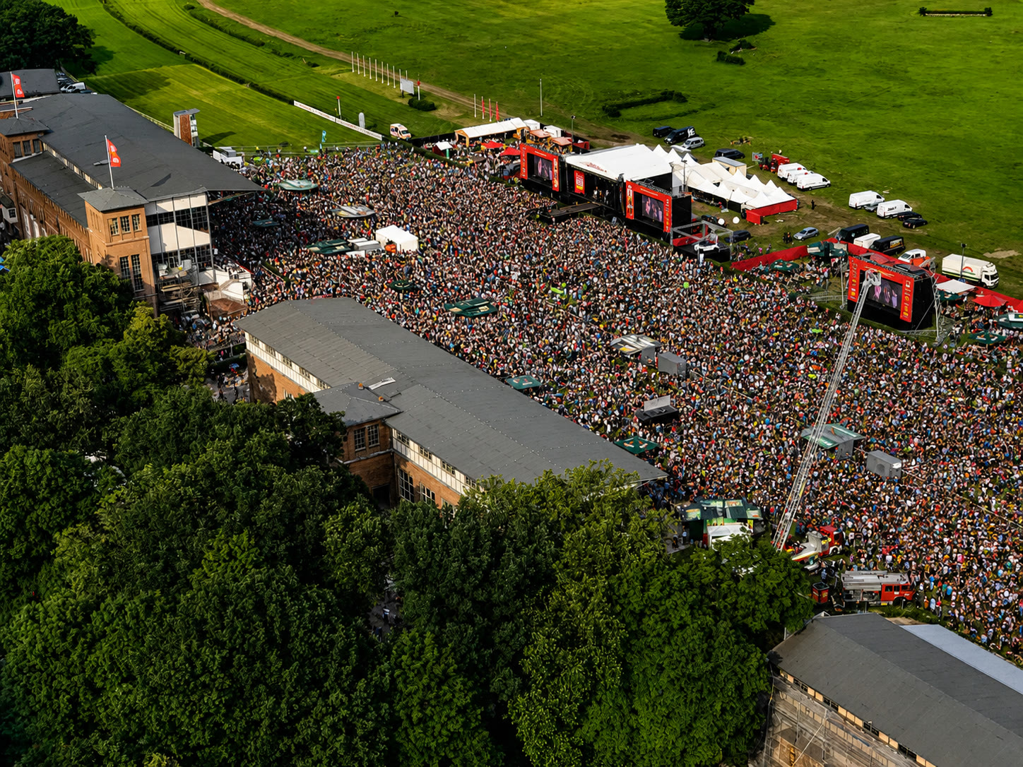 Großes Open-Air-Event aus der Luft mit Bühne und Publikum